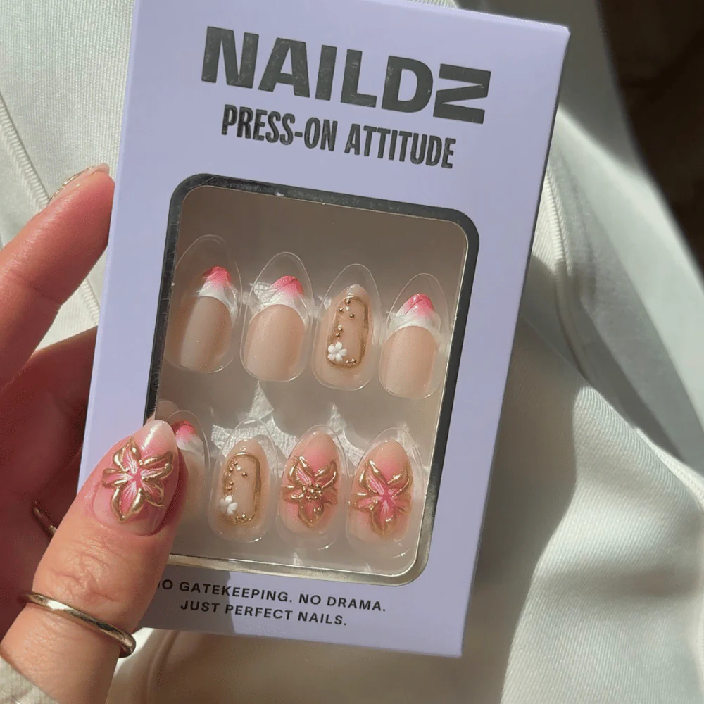 Golden Bloom Almond 3D NAILDZ Softgel Press On Nails (inkl. Klebesticker & Nagelkleber) - Image 3